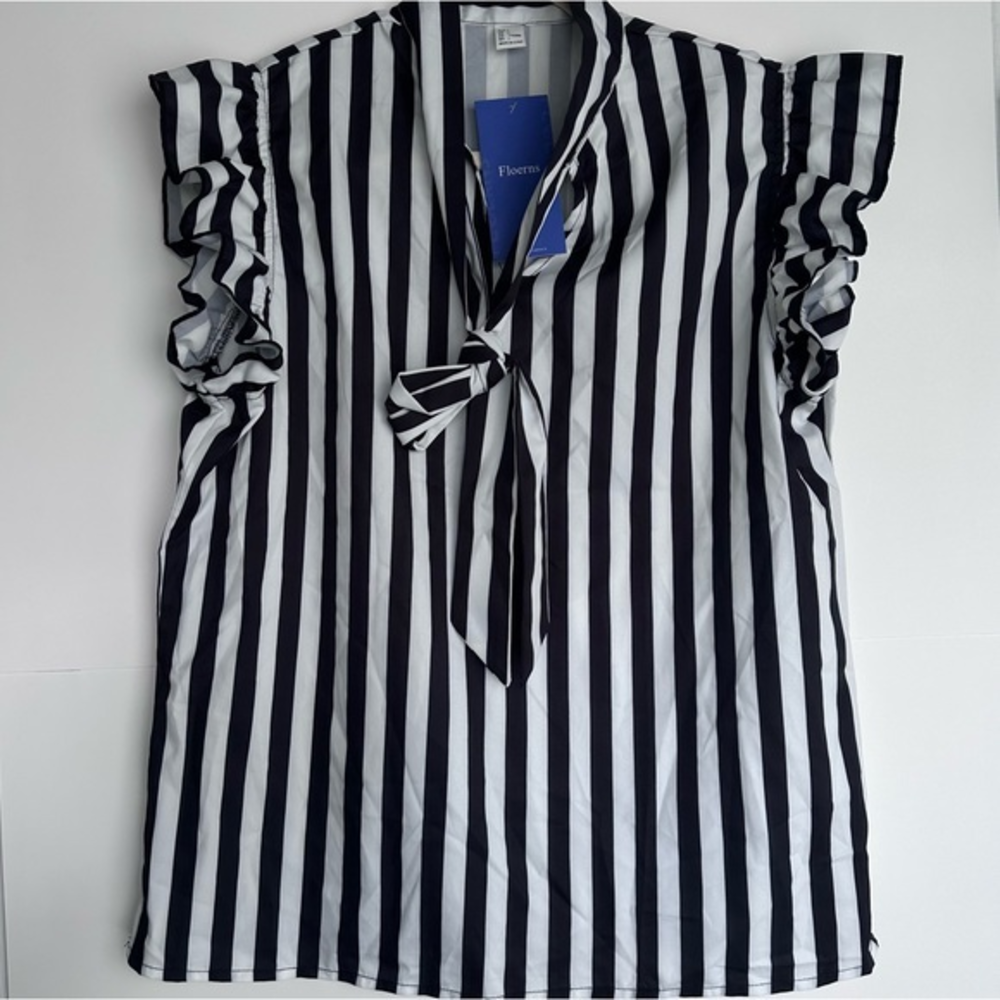 🌼WOMEN'S BLOUSE. NWT BALCK & WHITE STRIPE . SIZE LARGE‎